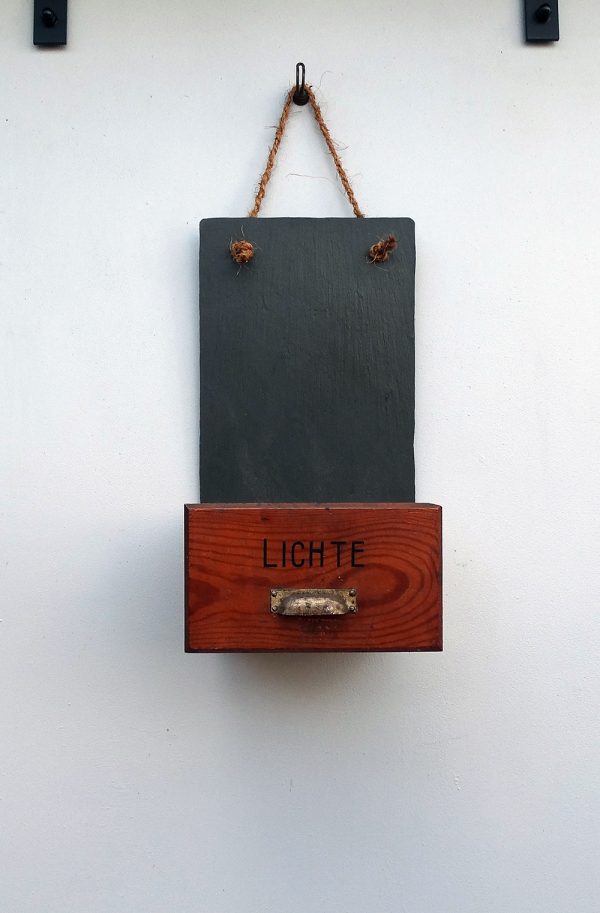 Lichte Schiefer Holzregal