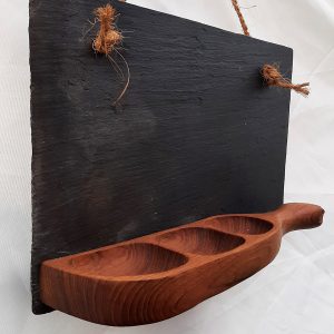 Schiefer-Regal mit Tapasschale aus Holz