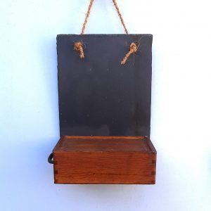 Schiefer Regal alte Holzkiste mit Schiebedeckel