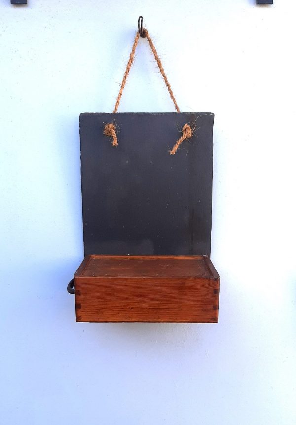 Schiefer Regal alte Holzkiste mit Schiebedeckel