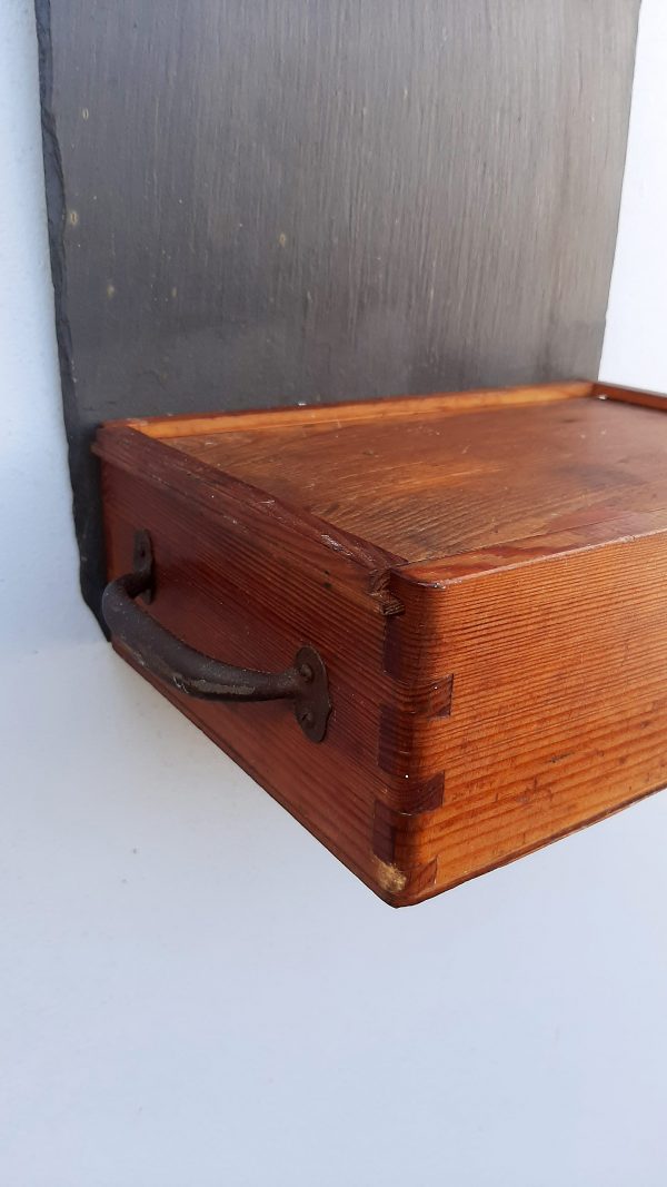 Schiefer Regal alte Holzkiste mit Deckel und schönem Griff